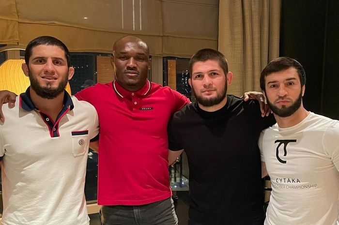 Mantan petarung kelas ringan UFC, Khabib Nurmagomedov (3 dari kiri) berpose dengan kolega-koleganya. Dari kiri: Islam Makhachev, juara kelas welter UFC Kamaru Usman, Nurmagomedov, dan Zubaira Tukhugov.