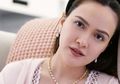 Asyik Momong Anak, Shandy Aulia Justru Jadi Sorotan Karena Pakai Atasan Ketat Belahan Dada Terekspos!
