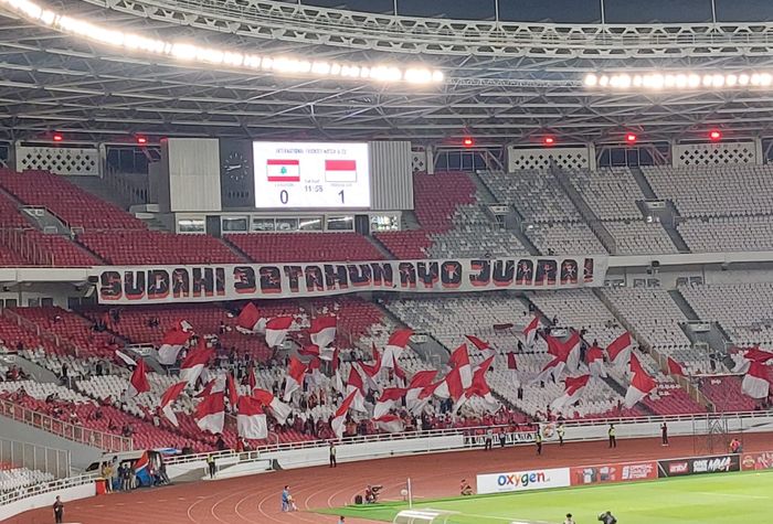 Spanduk dukungan dan pengingat dari suporter untuk timnas U-22 Indonesia dalam laga uji coba melawan Lebanon di Stadion Utama Gelora Bung Karno (SUGBK), Senayan, Jakarta, Minggu (16/4/2023).