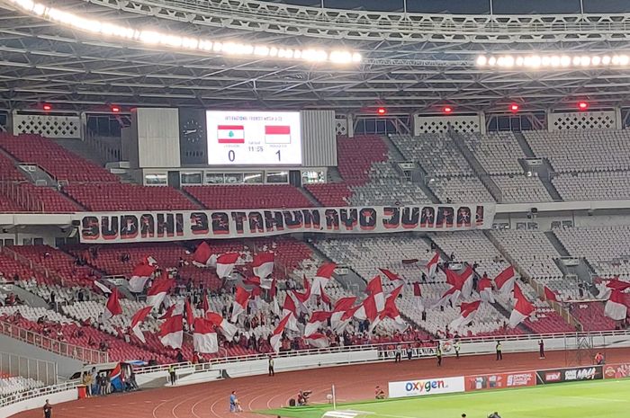 Spanduk dukungan dan pengingat dari suporter untuk timnas U-22 Indonesia dalam laga uji coba melawan Lebanon di Stadion Utama Gelora Bung Karno (SUGBK), Senayan, Jakarta, Minggu (16/4/2023).