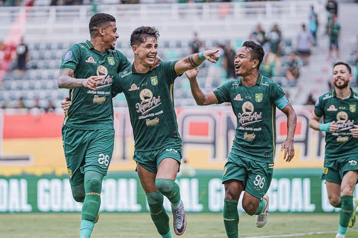 Suasana laga Persebaya Surabaya vs PSS Sleman pada lanjutan pekan ke-27 Liga 1 2023/2024