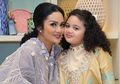 Contek Gaya Krisdayanti dan Amora Saat Pakai Kaftan yang Kembaran, Kompak Banget!