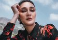 Bukan Faisal Nasimuddin Atau Ryochin, Luna Maya Kepergok Dapat Bunga Dari Seorang Pria Saat Berada di Korea, Siapa?