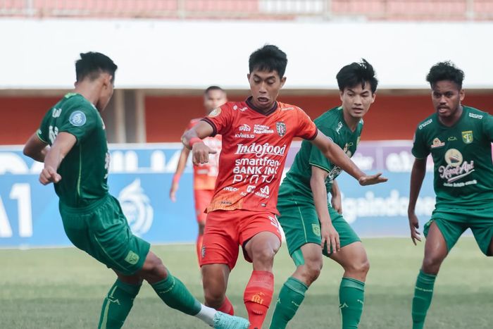 Made Tito Wiratama lakukan debut untuk tim utama Bali United lawan Persebaya Surabaya di Stadion Maguwoharjo, Sleman, Sabtu (18/2/2023).