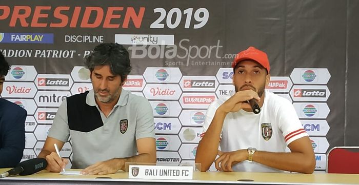 Pelatih dan pemain Bali United Stefano Cugurra alias Teco dan Willian Pacheco dalam jumpa pers di ruang media Stadion Patriot Chandrabhaga, Kota Bekasi, Sabtu (2/3/2019).