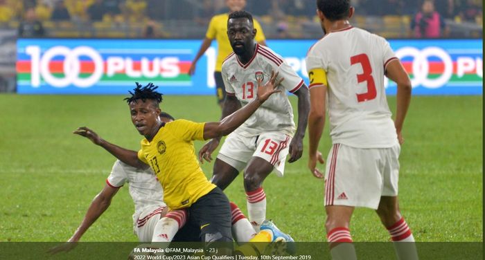 Pemain timnas Malaysia, Mahamadou Sumareh (tengah) di antara tiga pesepak bola timnas UEA pada laga putaran kedua Kualifikasi Piala Dunia 2022 zona Asia di Stadion Nasional Bukit Jalil, Kuala Lumpur, 11 September 2019. 