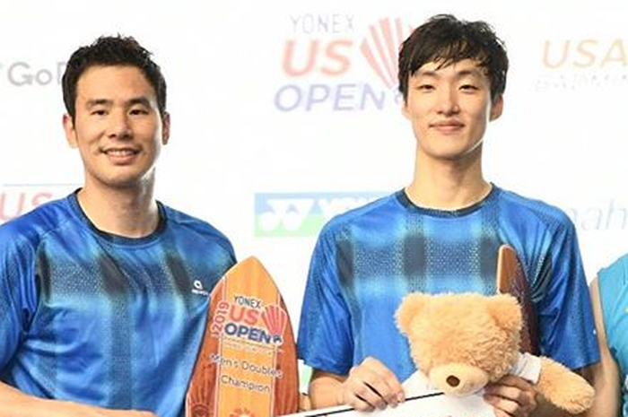 (ki-ka) Ko Sung-hyun/Shin Baek-cheol (Korea Selatan) dan  Wang Chi-Lin/Lee Yang saat naik podium US Open 2019, di Titan Gymnasium, California, AS. Minggu (14/7/2019).
