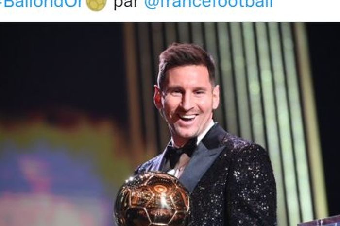 Megabintang timnas Argentina dan Paris Saint-Germain, Lionel Messi, meraih Ballon d'Or ke-7 di Theatre du Chatelet, Paris, Prancis, Senin (29/11/2021).