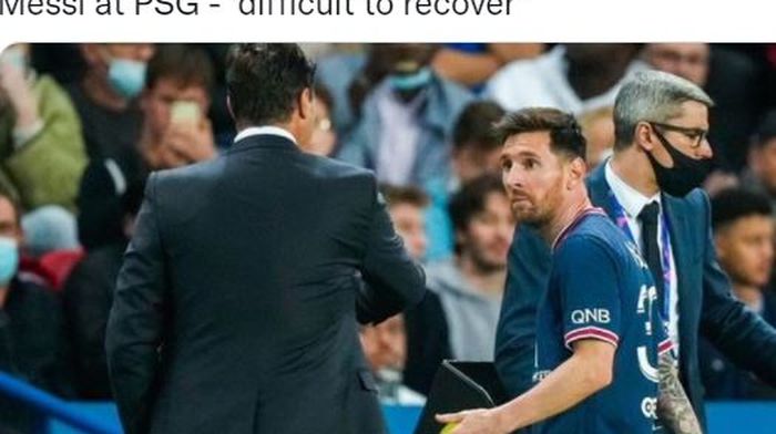 Pelatih Paris Saint-Germain, Mauricio Pochettino, berbicara dengan Lionel Messi.