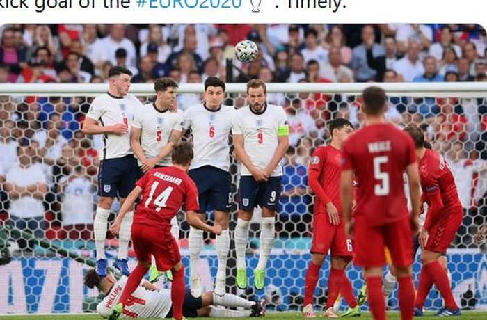 Penyerang timnas Denmark, Mikkel Damsgaard, mencetak gol free-kick ke gawang timnas Inggris dalam laga semifinal EURO 2020 di Stadion Wembley, Rabu (7/7/2021). 