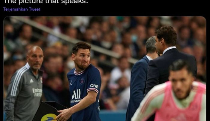 Lionel Messi tampak kesal saat diganti di tengah laga PSG vs Olympique Lyon