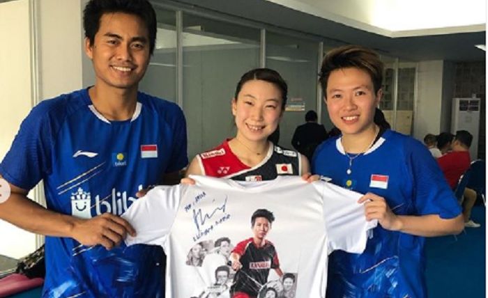 Tontowi Ahmad (kiri), Arisa Higashino (tengah) dan Liliyana Natsir (kanan) ketika bertemu pasca laga