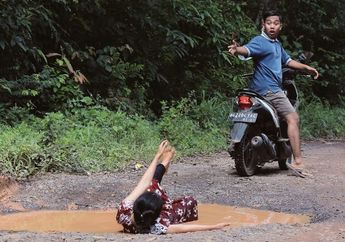 VIRAL Pasangan Muda Mudi Ciuman saat Naik Motor, Endingnya Ngenes