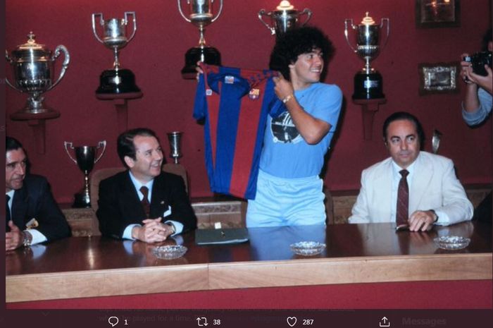 Diego Maradona saat diperkenalkan sebagai pemain baru Barcelona.