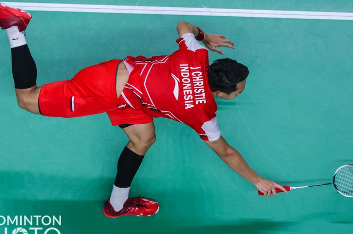 Aksi pebulu tangkis tunggal putra Indonesia, Jonatan Christie, saat menghadapi Jia Heng Jason Teh pada partai ketiga Indonesia vs Singapura di babak penyisihan Grup A Thomas Cup 2022 yang digelar di Impact Arena, Bangkok, Thailand, 8 Mei 2022