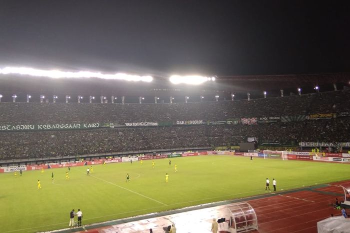 Suasana pertandingan Persebaya Surabaya melawan Persik Kediri pada pekan pertama Shopee Liga 1 2020 di Stadion Gelora Bung Tomo (GBT), Surabaya, Sabtu (29/2/2020).