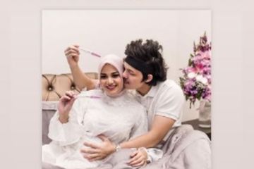 Aurel Hermansyah dan Atta Halilintar pamer hasil testpack positif.