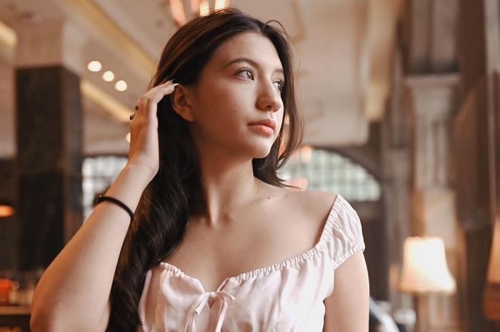 Mau Tampil Feminin? Yuk Sontek Gaya 5 Dress ala Cassandra Lee - CewekBanget