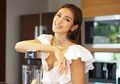 Cuma Pakai Crop Top , Intip Penampilan Hot Jessica Iskandar saat Masak di Dapur