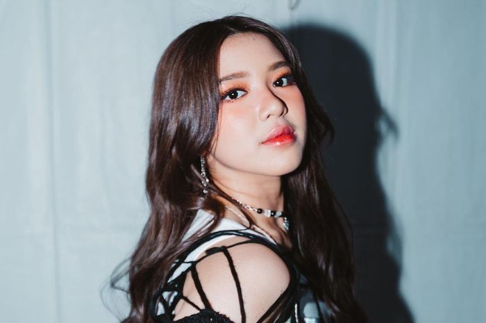 Pesona Kecantikan Tiara Andini Kenakan Dress Ruffle untuk Cover Shoot