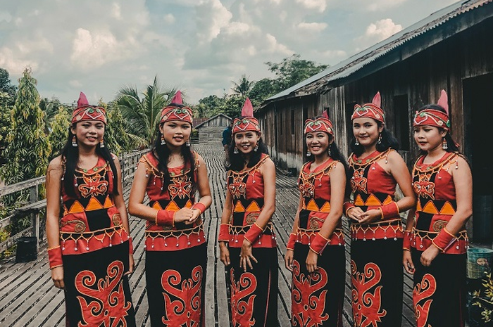 Ilustrasi keragaman budaya Indonesia.