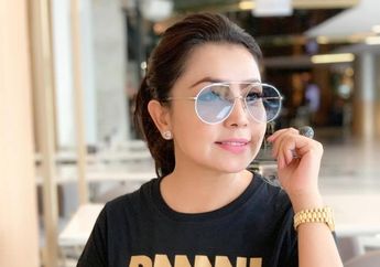 Beda Dari Biasanya, Menantu Keluarga Cendana Mayangsari Tampil Seksi dengan Dress Tanpa Lengan