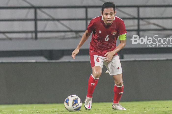 Gelandang timnas Indonesia, Evan Dimas (jersey merah), sedang menguasai bola Pelatih timnas Indonesia, Shin Tae-yong, sedang memantau para pemainnya di Stadion Kapten I Wayan Dipta, Gianyar, Bali, 27 Januari 2022.