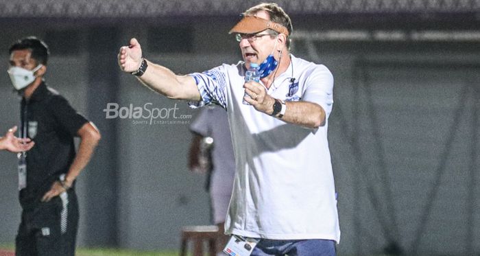 Pelatih Persib Bandung, Robert Rene Alberts, sedang memberikan intruksi kepada para pemainnya dalam laga pekan keempat Liga 1 2021 di Stadion Indomilk Arena, Tangerang, Banten, 23 September 2021.