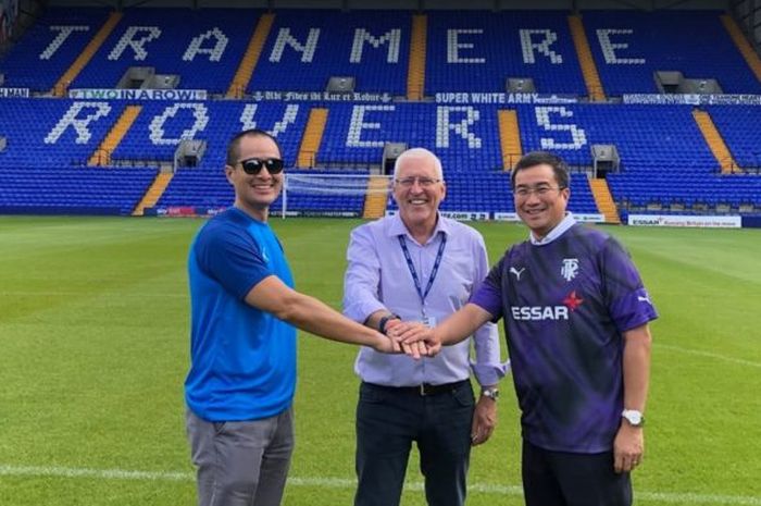 Chairman Tranmere Rovers Mark Palios (tengah) berfoto dengan perwakilan Santini Group, Lukito Wanandi (kiri) dan Wandi Wanandi (kanan). Santini Group merupakan perusahaan Indonesia yang sejak September 2019 menjadi investor Tranmere Rovers. 