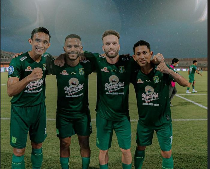 Pemain Persebaya Surabaya termasuk Rizky Ridho saat merayakan kemenangan atas Madura United.