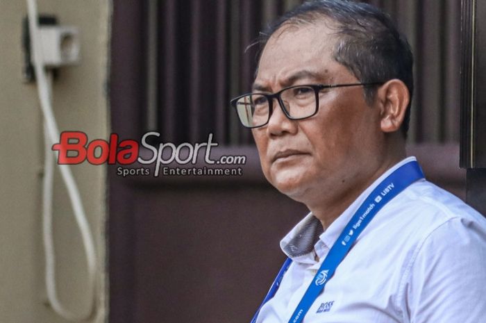 Chief Operating Officer (COO) Bhayangkara FC, Sumardji, sedang memantau para pemainnya saat bertanding di Stadion PTIK, Blok M, Jakarta, Kamis (22/2/2024).