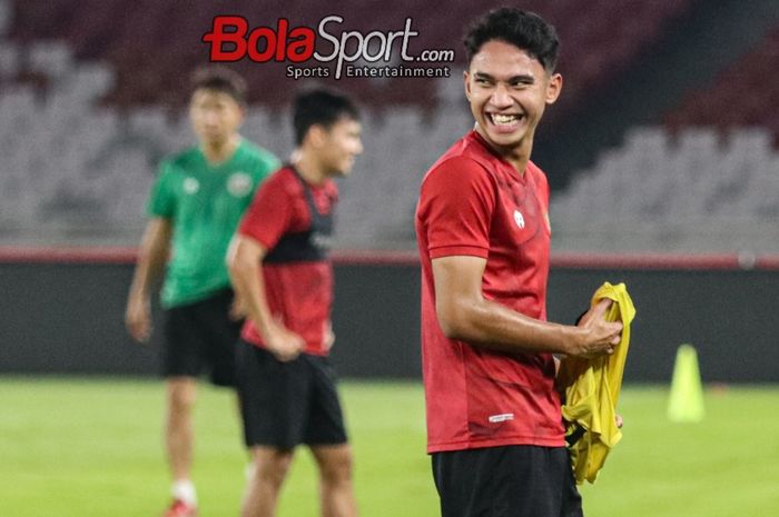 Marselino Ferdinan sedang berlatih bersama timnas Indonesia di Stadion Utama Gelora Bung Karno, Senayan, Jakarta, Rabu (11/10/2023).