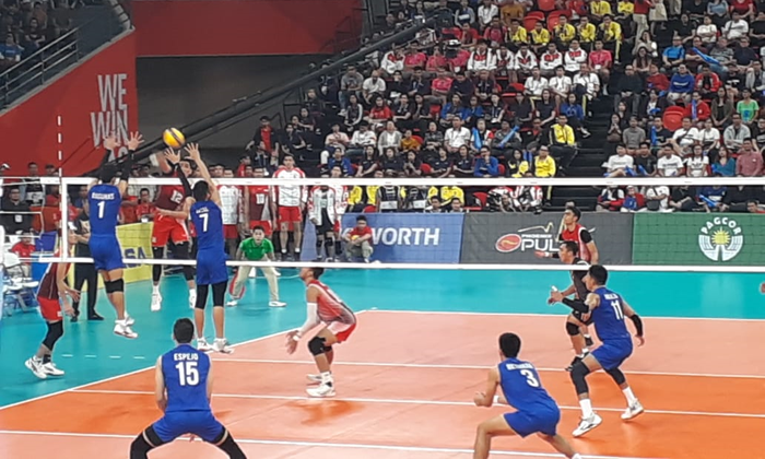 Suasana pertandingan final voli putra SEA Games 2019 antara Indonesia (merah) dan Filipina (biru) di Philsports Arena, Metro Manila, Filipina, 10 Desember 2019.