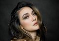 Pamer Lekuk Tubuh Aduhai Bak Gitar Spanyol dengan Busana Ketat, Tampilan Terbaru Luna Maya Jadi Sorotan