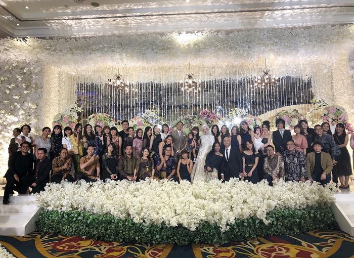 Tim JKT 48 berfoto bersama pengantin