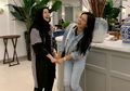 Gaya Mewah Titi Kamal dan Laudya Cynthia Bella Saat Foto Bersama dengan Tas Branded Mahal