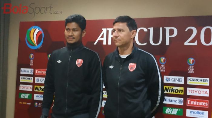 Pemain dan pelatih PSM Makassar, Abdul Rahman Sulaeman serta Darije Kalezic dalam jumpa pers di Hotel Lor-in, Sentul, Bogor, Senin (1/4/2019). 