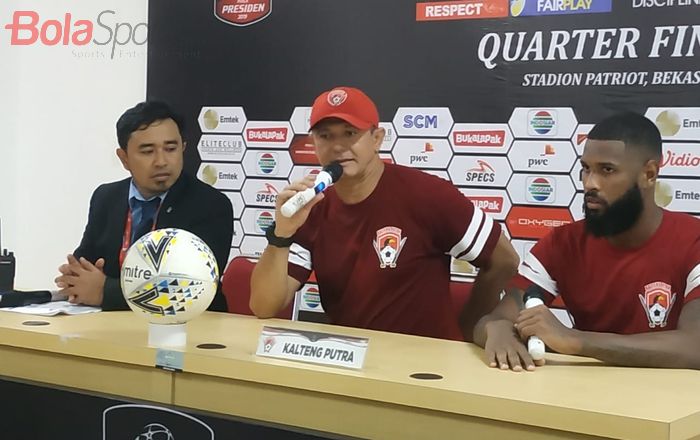 Pelatih dan pemain Kalteng Putra, Gomesde Oliviera serta Rafael de Jesus Bonfim saat memberikan keterangan pers pascalaga kontra Persija Jakarta, Kamis (28/3/2019). 