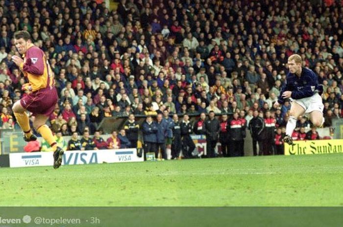 Legenda Manchester United, Paul Scholes menendang bola dalam laga Liga Inggris musim 1999-00 melawan Bradford, 25 Mei 2000 di Stadion Northern Commercials.