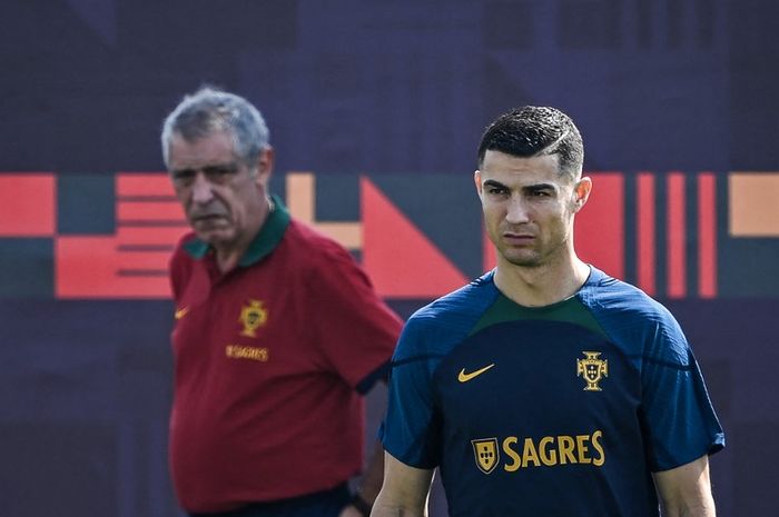 Cristiano Ronaldo diawasi Fernando Santos dalam sesi latihan di Al Samriya (20/11/2022), jelang laga timnas Portugal vs Ghana di Piala Dunia 2022.