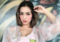 Akan Gelar Acara Lamaran Mewah, Jessica Iskandar Tampil Cantik Seksi dengan Busana Setelan Bermotif di Bangkok