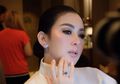 Syahrini Unjuk Kaki yang Membesar Pakai Sendal Hermes 70 Juta di Instastory, Netizen: Segitunya Pengin Pamer!