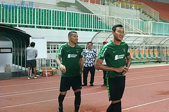 Bek Persebaya Surabaya, Hansamu Yama (kanan), tiba dalam pemusatan latihan timnas Indonesia di Stadion Pakansari, Bogor, 22 Agustus 2019.