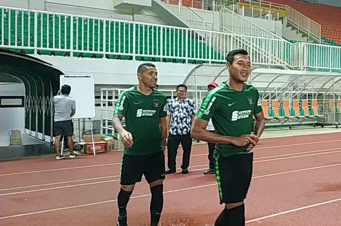 Bek Persebaya Surabaya, Hansamu Yama (kanan), tiba dalam pemusatan latihan timnas Indonesia di Stadion Pakansari, Bogor, 22 Agustus 2019.