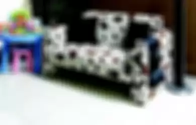 Selain motif, jenis bahan disesuaikan dengan penggunaan sofa di setiap ruang.