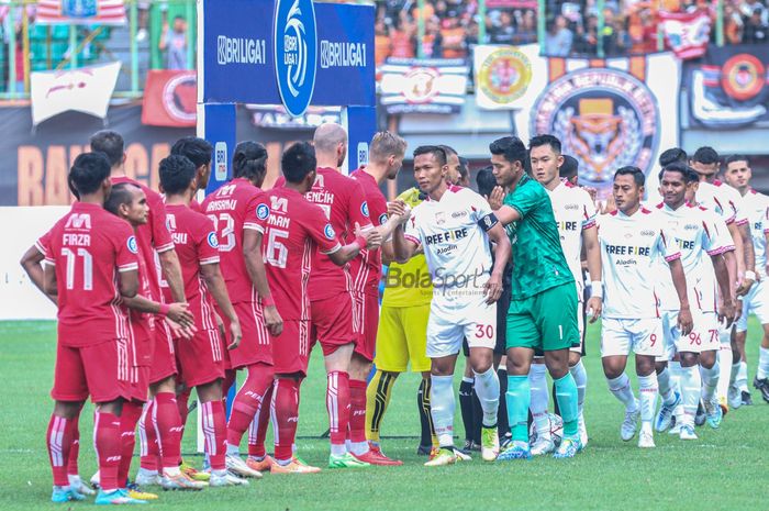 Skuat Persis Solo atau skuad Persis Solo (jersey putih dan hijau) sedang bersalaman dengan lawan saat bertanding di Stadion Patriot Candrabhaga, Bekasi, Jawa Barat, 31 Juli 2022.