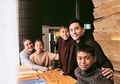 #FamilyQuality: Selama Ini Anak Tak Pernah Lepas dari Sepak Bola, Donna Agnesia Kenalkan Ski Saat Liburan Akhir Tahun
