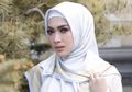 Syahrini Digosipkan Minta Restu Saat Ziarah ke Makam Ayahnya, Hijab Branded Mahal yang Dipakai Justru Jadi Sorotan