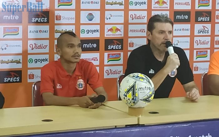 Pemain dan pelatih Persija Jakarta, Julio Banuelos serta Riko Simanjuntak saat memberikan keterangan pers seusai laga kontra PSIS Semarang, Minggu (15/9/2019).