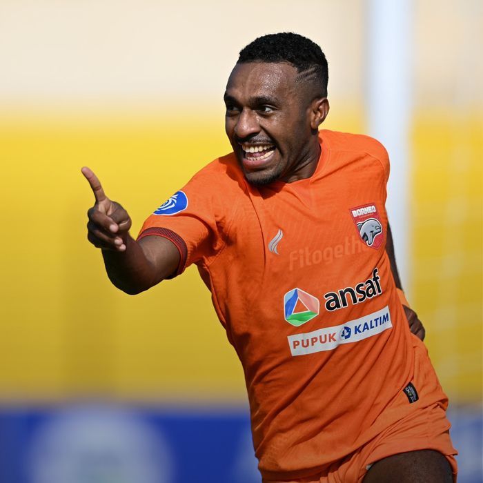 Selebrasi Terens Puhiri usai mencetak gol pertama Borneo FC dalam laga lawan RANS Nusantara FC di Stadion Sultan Agung, Bantul, Sabtu (16/12/2023) sore WIB